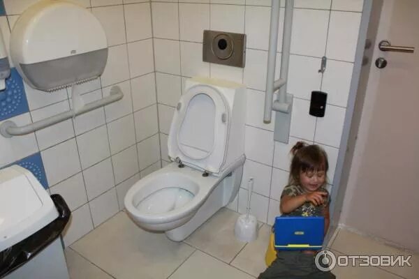 Шереметьево комната матери. Туалет матери и ребенка. Туалет в Шереметьево. Комната матери и ребенка в аэропорту. Комната матери и ребенка в Шереметьево.