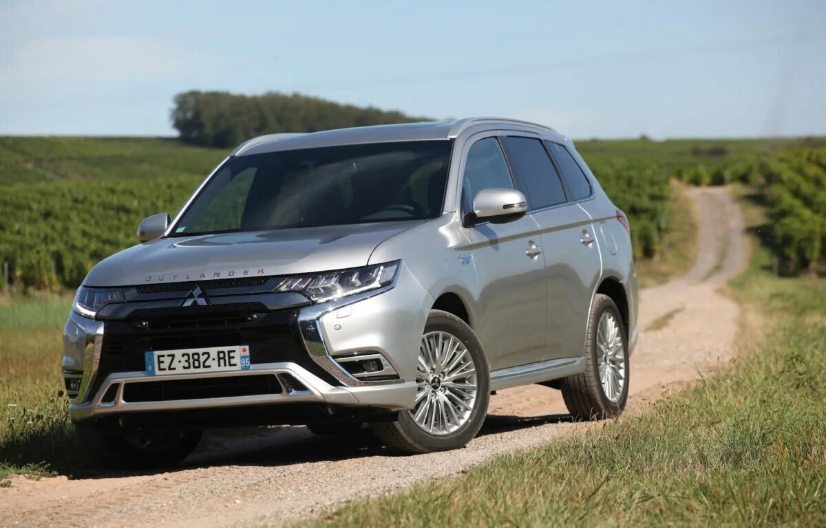 Аутлендер 3 видео. Мицубиси Аутлендер PHEV. Mitsubishi Outlander PHEV. Митсубиси Аутлендер 2019. Митсубиси Аутлендер ПХЕВ 2019.