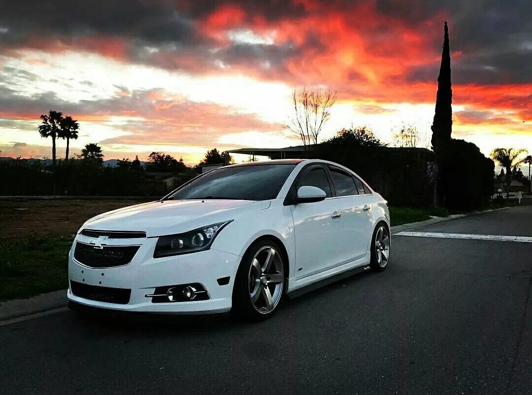 Картинки крузе. Chevrolet Cruze 2011 Tuning. Chevrolet Cruze White. Chevrolet Cruze White Tuning. Шевроле Круз белый седан.