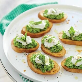 Брускетта с творожным сыром и огурцом