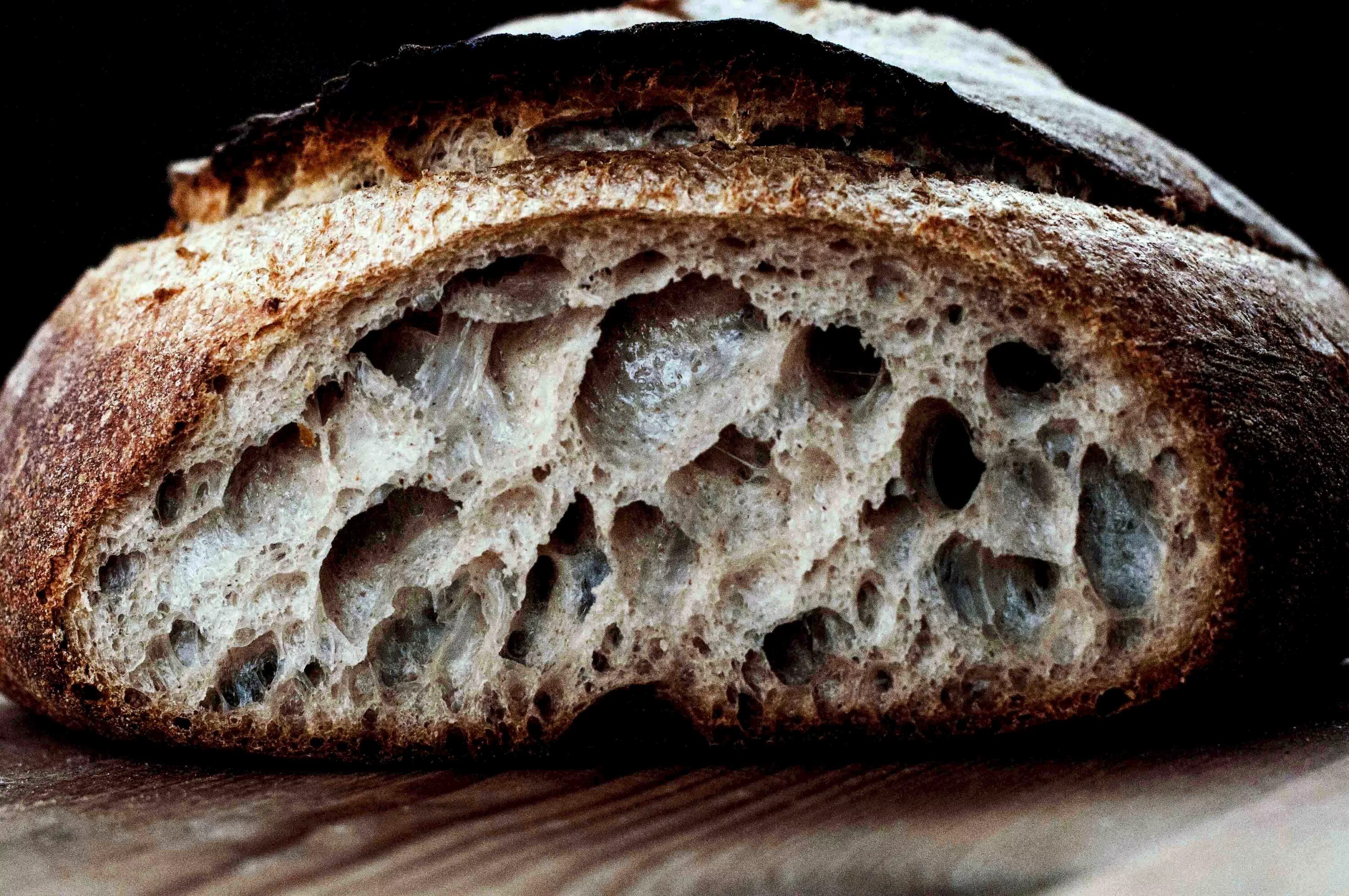 Рецепт хлеба на закваске мадре. Хлеб с крупными порами. Пирог в хлебе. Ферментированный хлеб. Африканский хлеб.