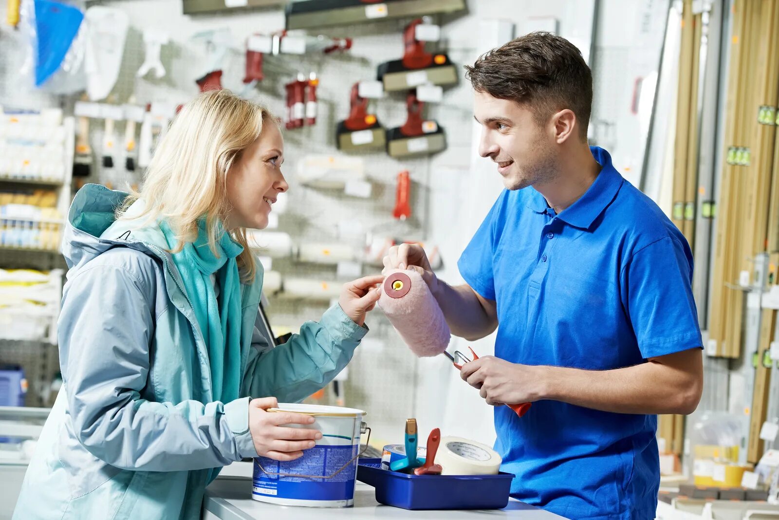 Продавец второе. Продавец и покупатель. консультант в строительном магазине. продавец строительных материалов. покупатель в строительном магазине.