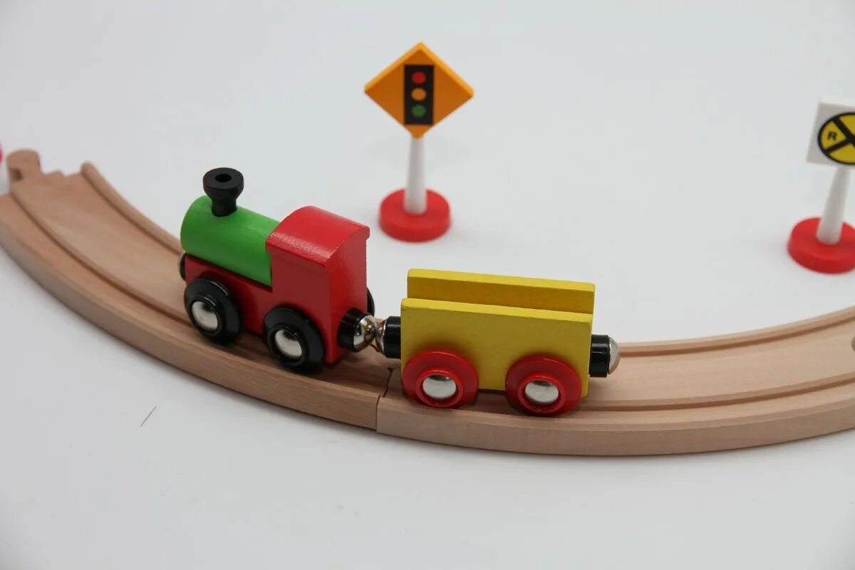 Деревянная железная дорога. Деревянная железная дорога для детей. Деревянный конструктор железная дорога. Поезда для деревянной железной дороги.