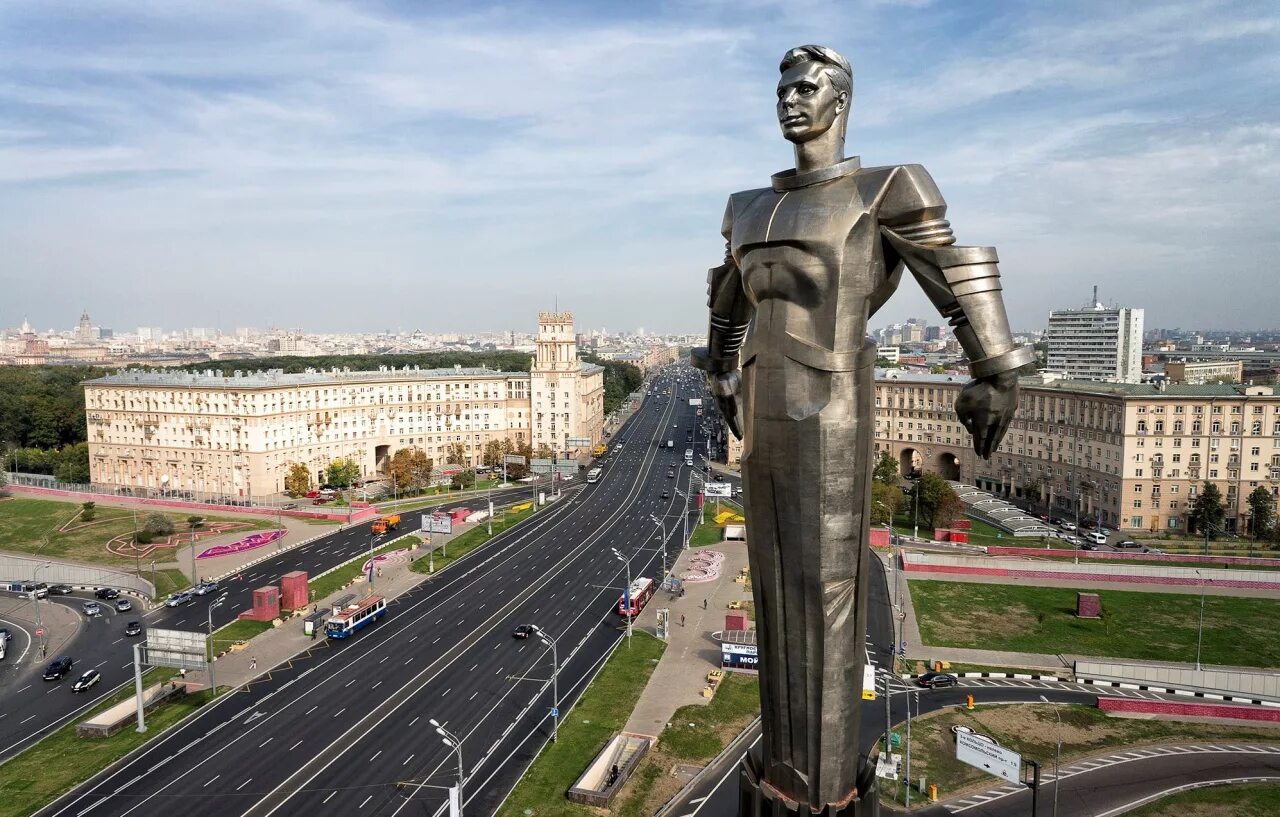 Памятник Юрию Гагарину Ленинский проспект. Памятник Гагарину в Москве на Ленинском проспекте. Памятник Гагарину Гагаринский район. Памятник Юрию Гагарину (42,5 м).