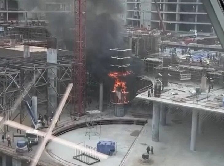 Пожар в олимпийском. Пожар на олимпийской 4. Пожар в олимпийском. Спорткомплекс олимпийский москва сносят. Пожар в москве сейчас.