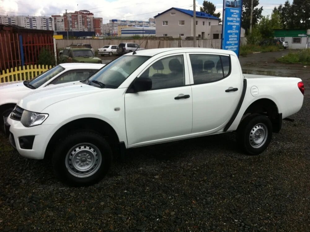 Авито пермский край тойота. Mitsubishi l200 2011 г. Тойота l200 2000. Мицубиси Тойота л200 Тойота Хайлюкс. Тойота l200 2012 года.