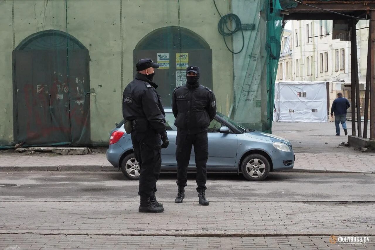 Двор полиции. Милицейский двор. полиция во дворе. полиция во дворе в питере. миграционная полиция спб.