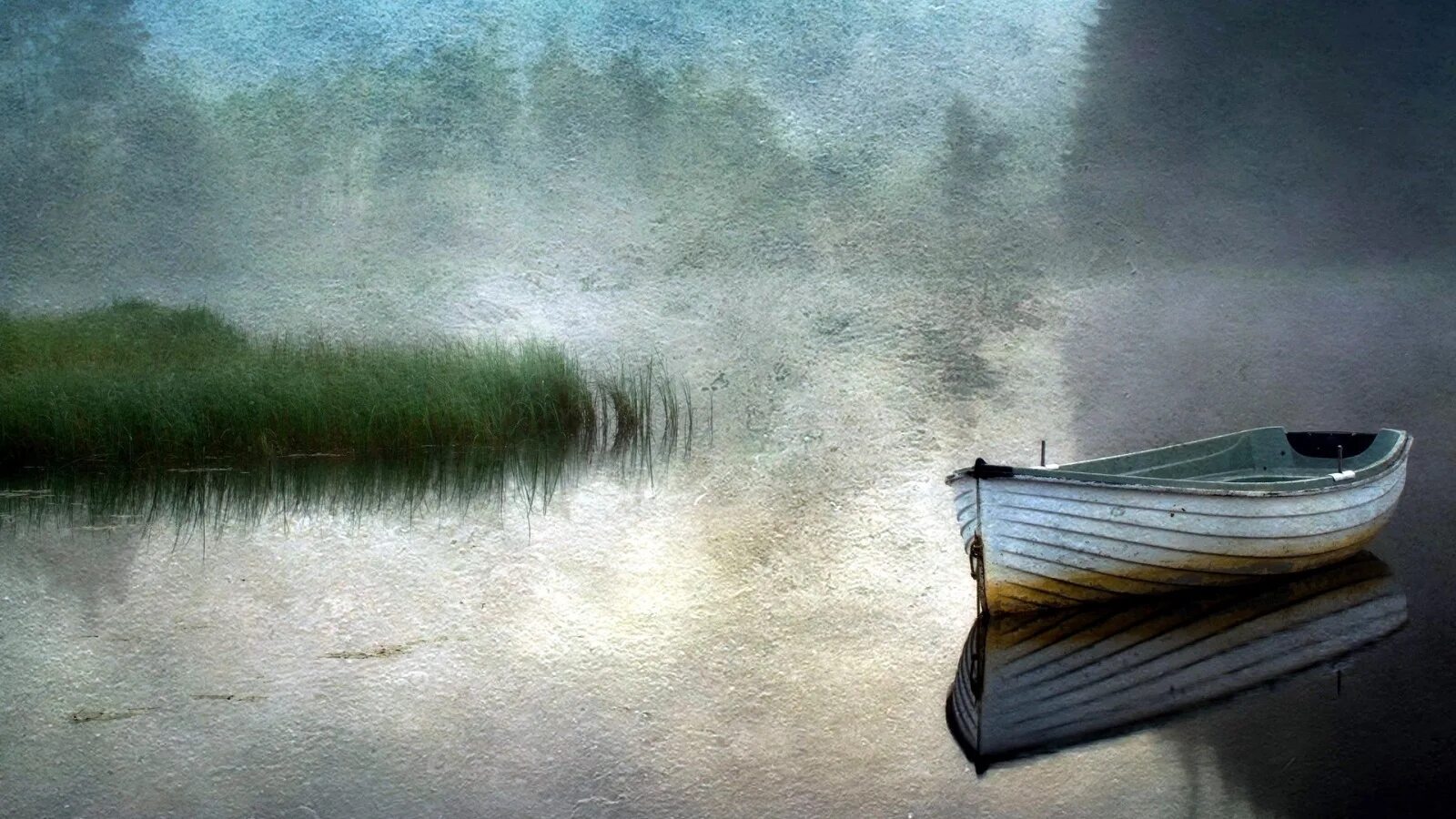 Лодка качается на воде. Лодка в тумане. пейзаж с лодкой. одинокая лодка. река лодка туман.