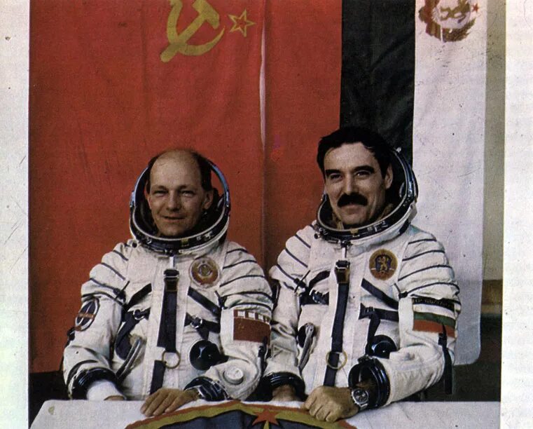 космонавты гагарин терешкова леонов. знаменитые космонавты для детей. первые космонавты стран. первый космонавт. быковский и терешкова.