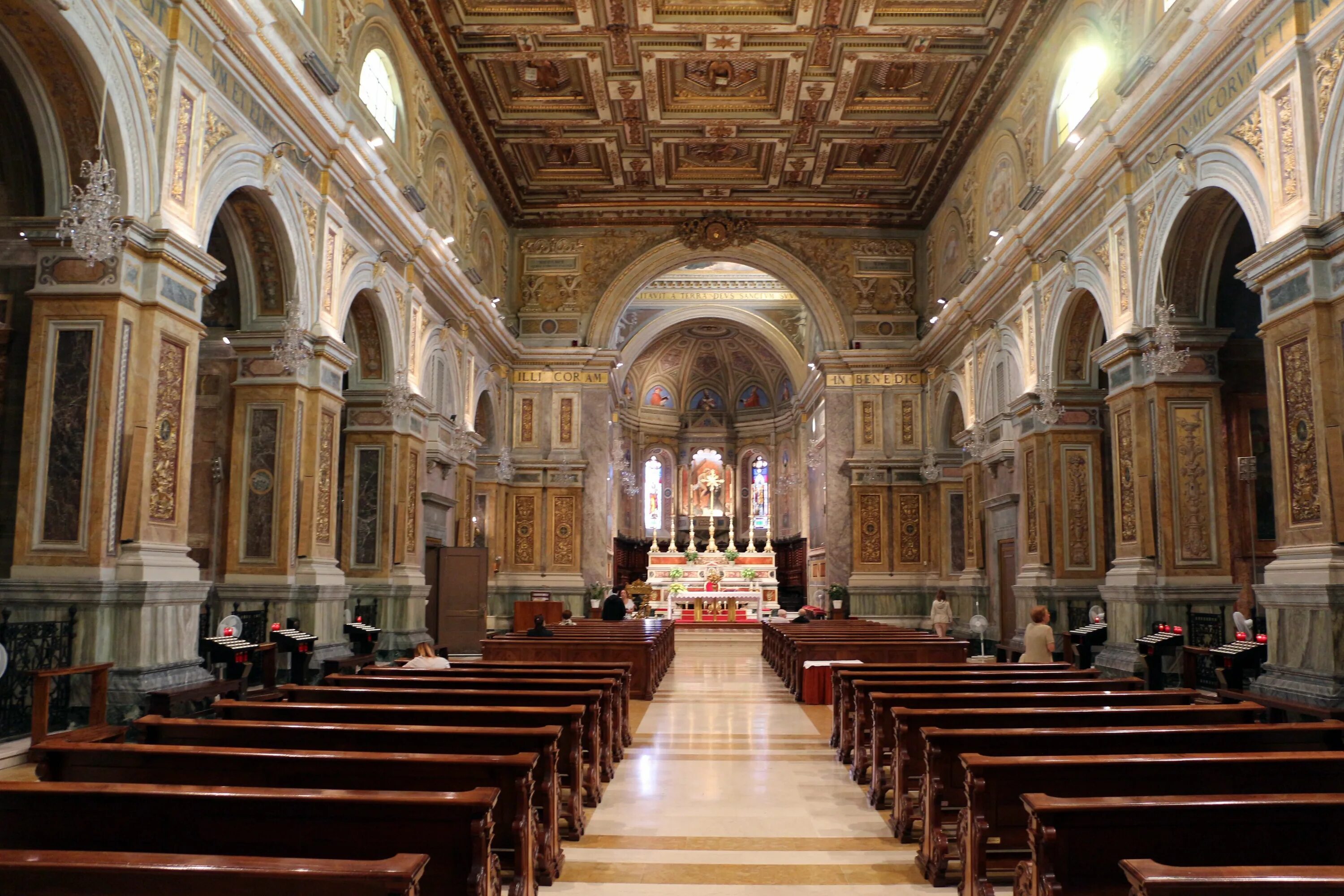 Святая римской католической церкви. Базилика св. Николая из Толентино. Базилика Святого сердца Джезу. Толентино Италия.
