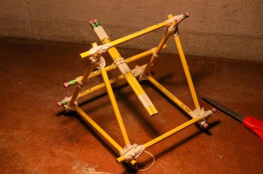 Катапульта из дерева своими руками. Как сделать катапульту своими руками. Катапульта для детей. Катапульта из дерева. Механизмы из подручных материалов.