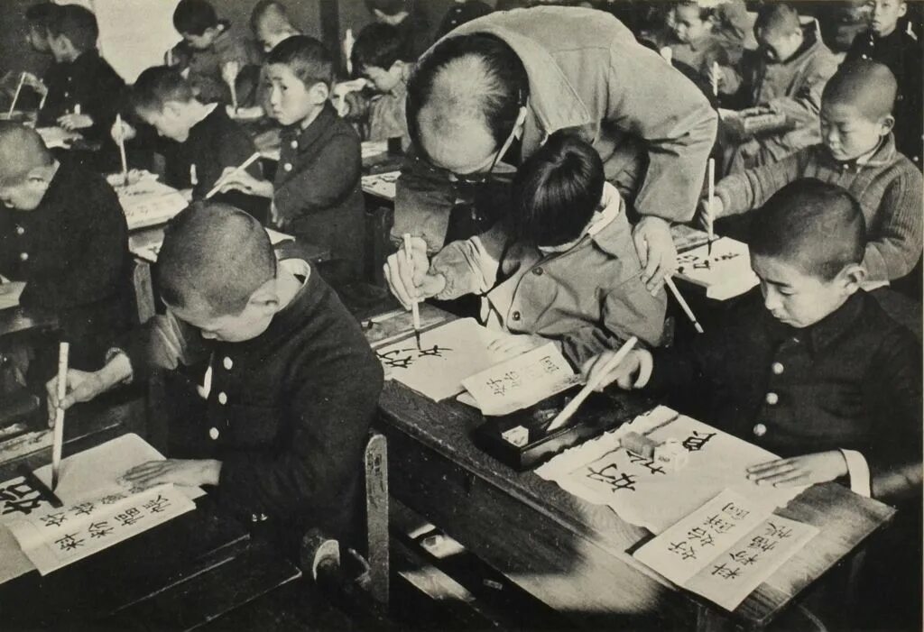 Японская школа в цензуре. Школа Японии 20 век. Японская школа 19 века. Школы Японии 19 века. Школы в Японии 19 век.