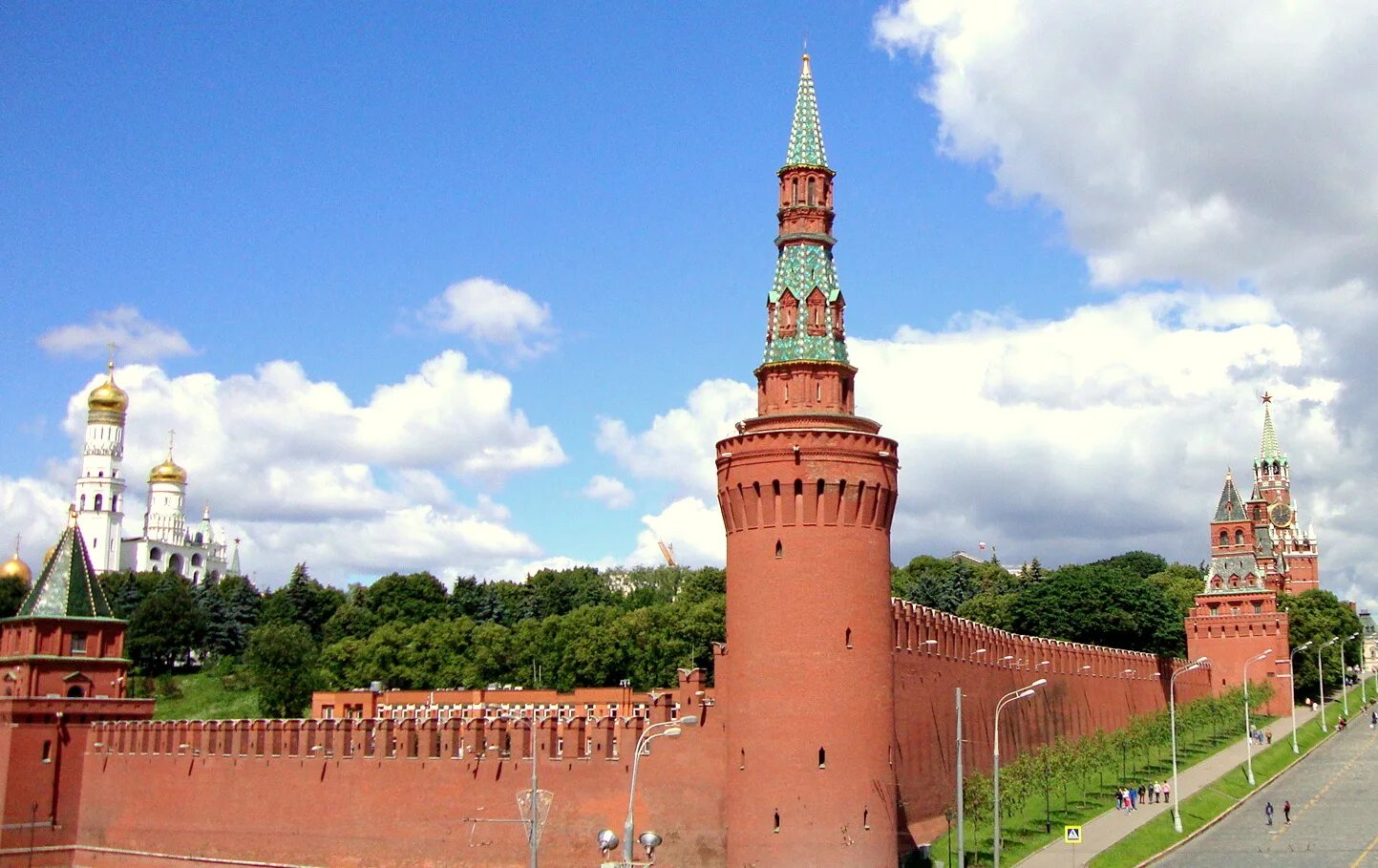 Кремлевские стены и башни. Краснокирпичный московский кремль. башни московского кремля. стены кремля в москве.