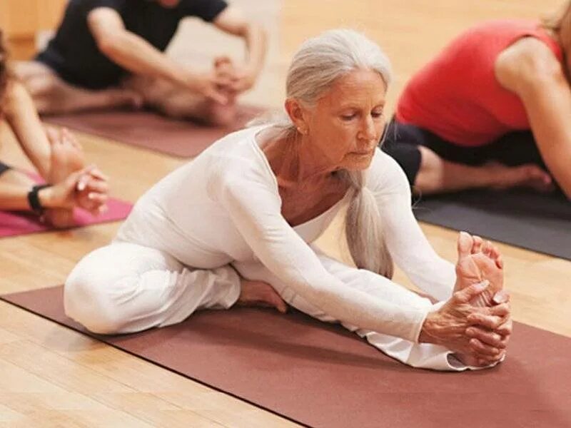 Фитнес для пожилых. Йога для пожилых людей. Йога в пожилом возрасте. Йога для людей старшего возраста.