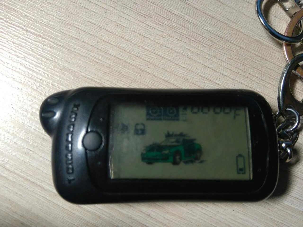 5 корпус выкидной ключ. Томагавк закрывает двери. Томагавк открытый капот. Сигнализация томагавк lr950le функции брелка. Tomahawk 9010 брелок старого образца.