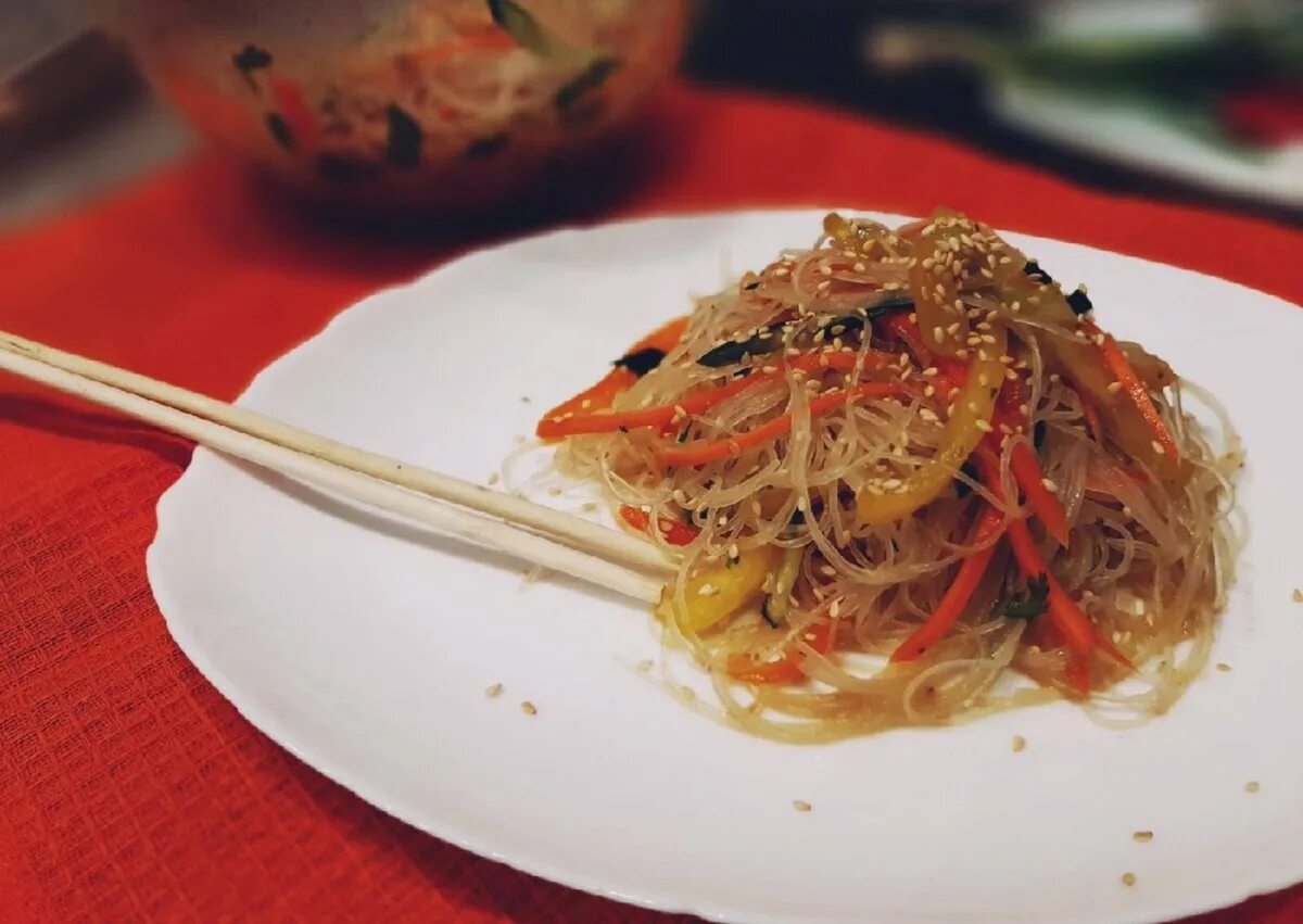 Фунчоза с креветками и овощами с соевым соусом. Фунчоза жареная рецепт. Салат с фунчозой. Свинина с фунчозой. Фунчоза тайёрлаш.