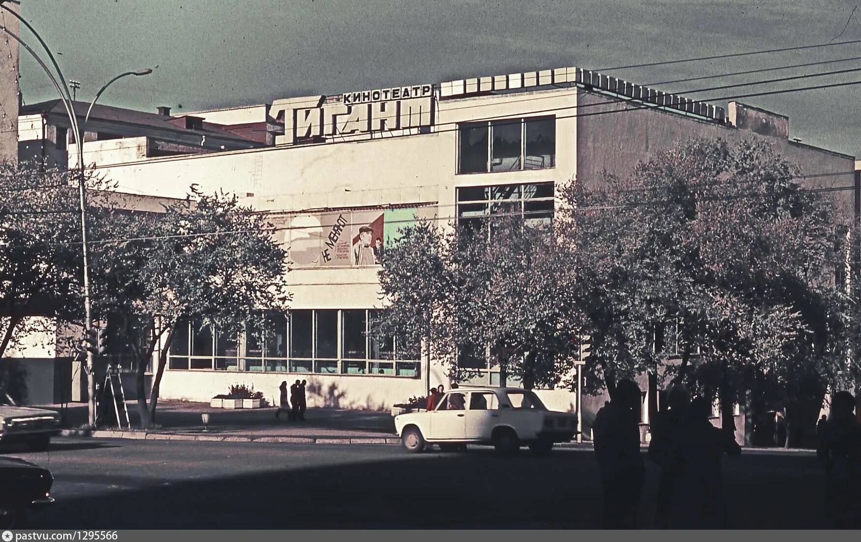Кинотеатр гигант санкт-петербург. Гигант синема биробиджан афиша. Гиант кинотеатр. Гиант кинотеатр. Кинотеатр гигант в ленинграде.