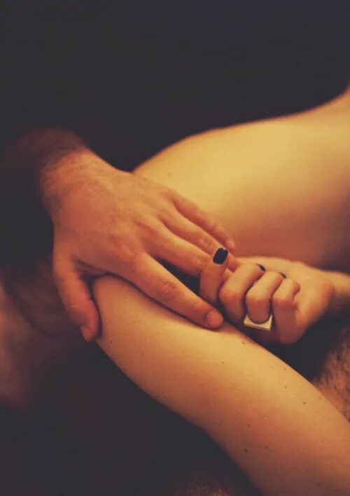 Ласка рукой женской. Ласка рукой женской. Поцелуи тела. Целовать женские ноги. Мужские ласки.