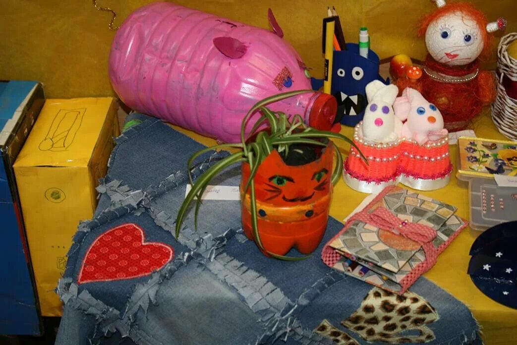 Чудеса для детей из ненужных вещей. Поделки из ненужных вещей. поделка вторая жизнь ненужных вещей. поделка из ненужных вещей в садик. игрушки для детей из ненужных вещей в садик.