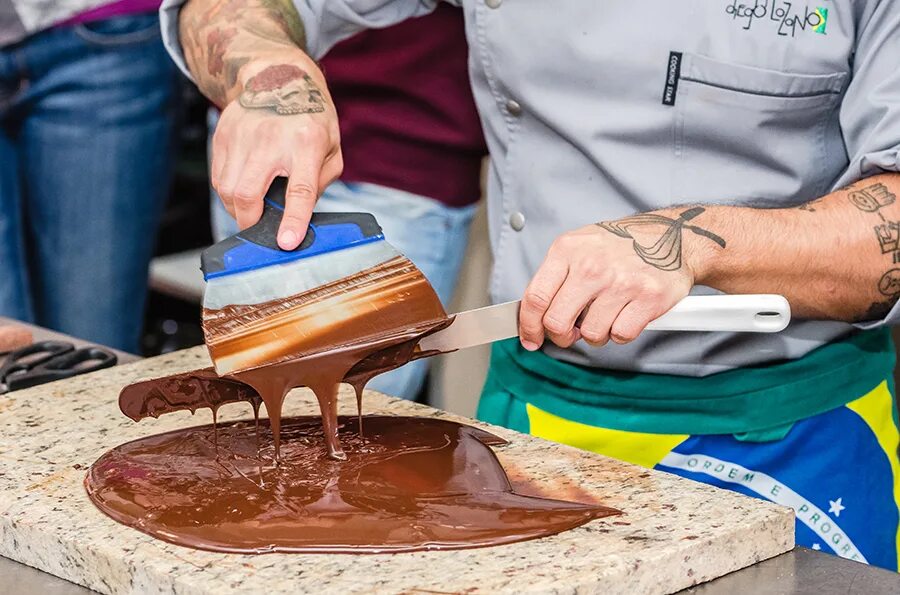 Как темперировать шоколад правильно. Шоколад каллебаут таблица темперирования. Темперировать молочный шоколад. Шоколад для темперирования. Как темперировать шоколад правильно.