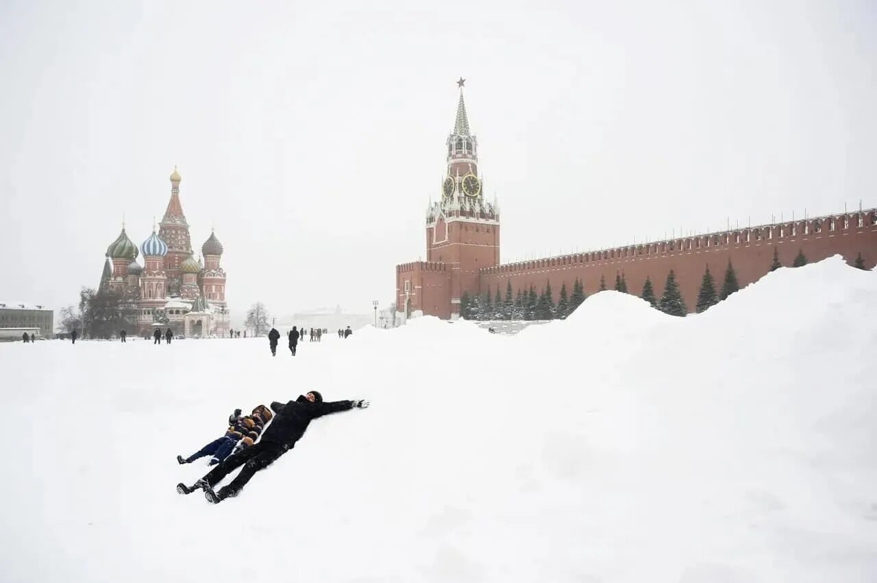 Сугробы в Москве. Снег в Москве. Красная площадь в снегу. Снегопад на красной площади. Сугробов сегодня