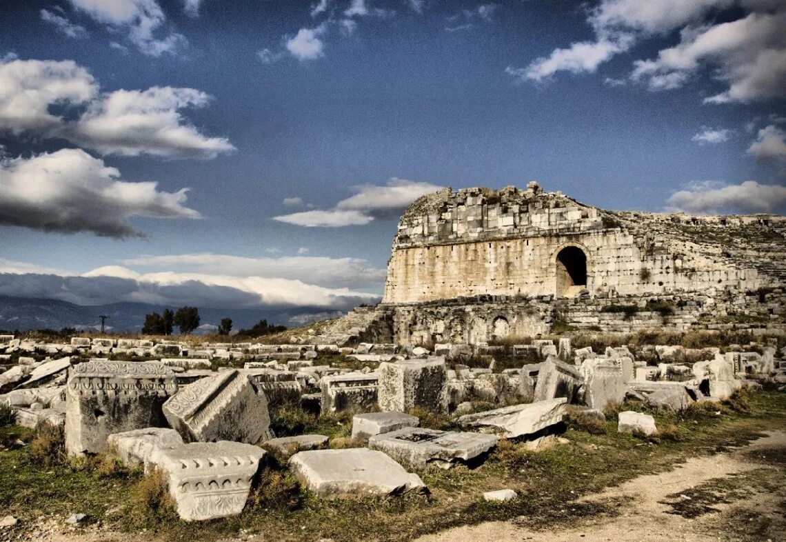Милет древняя греция. Милет древняя греция. Храм аполлона в дидимах. Милет амфитеатр. Милет руины.