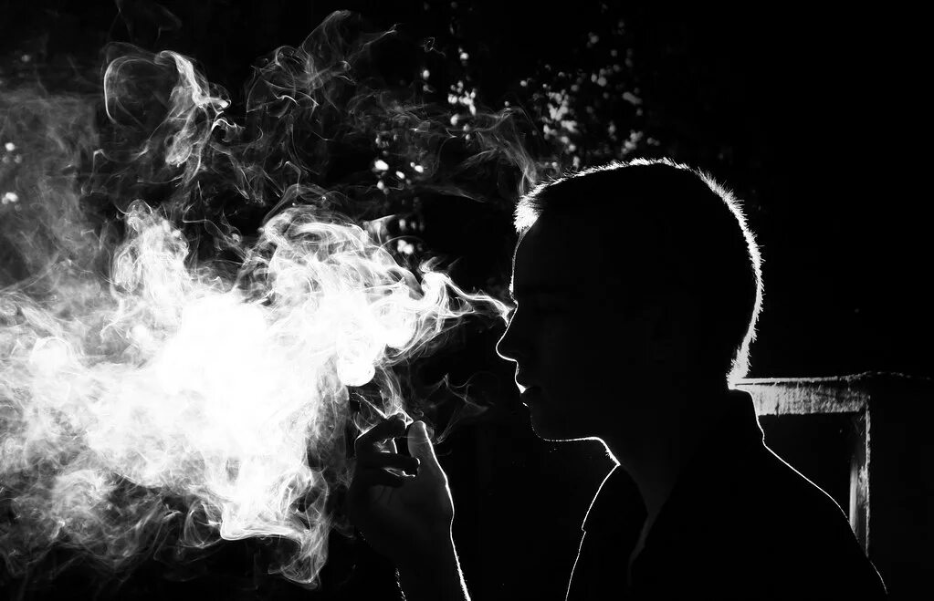 Дым. Портрет с дымом. Сигаретный дым. Выдыхает дым. Дым сигарет ты уйдешь