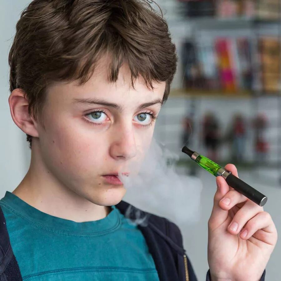 Курение подростков. Школьники подростки. Электронные сигареты и подростки. Подроскикурят сигареты.