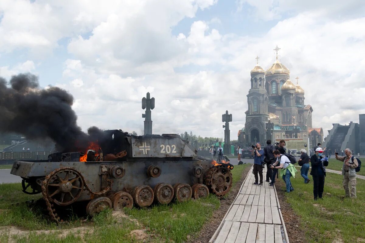 Прошедшие дорогой войны. Храм Вооружённых сил РФ В парке Патриот. Храм Министерства обороны в парке Патриот. Парк Патриот в Подмосковье храм Вооруженных сил. Храм в Патриоте Кубинка.