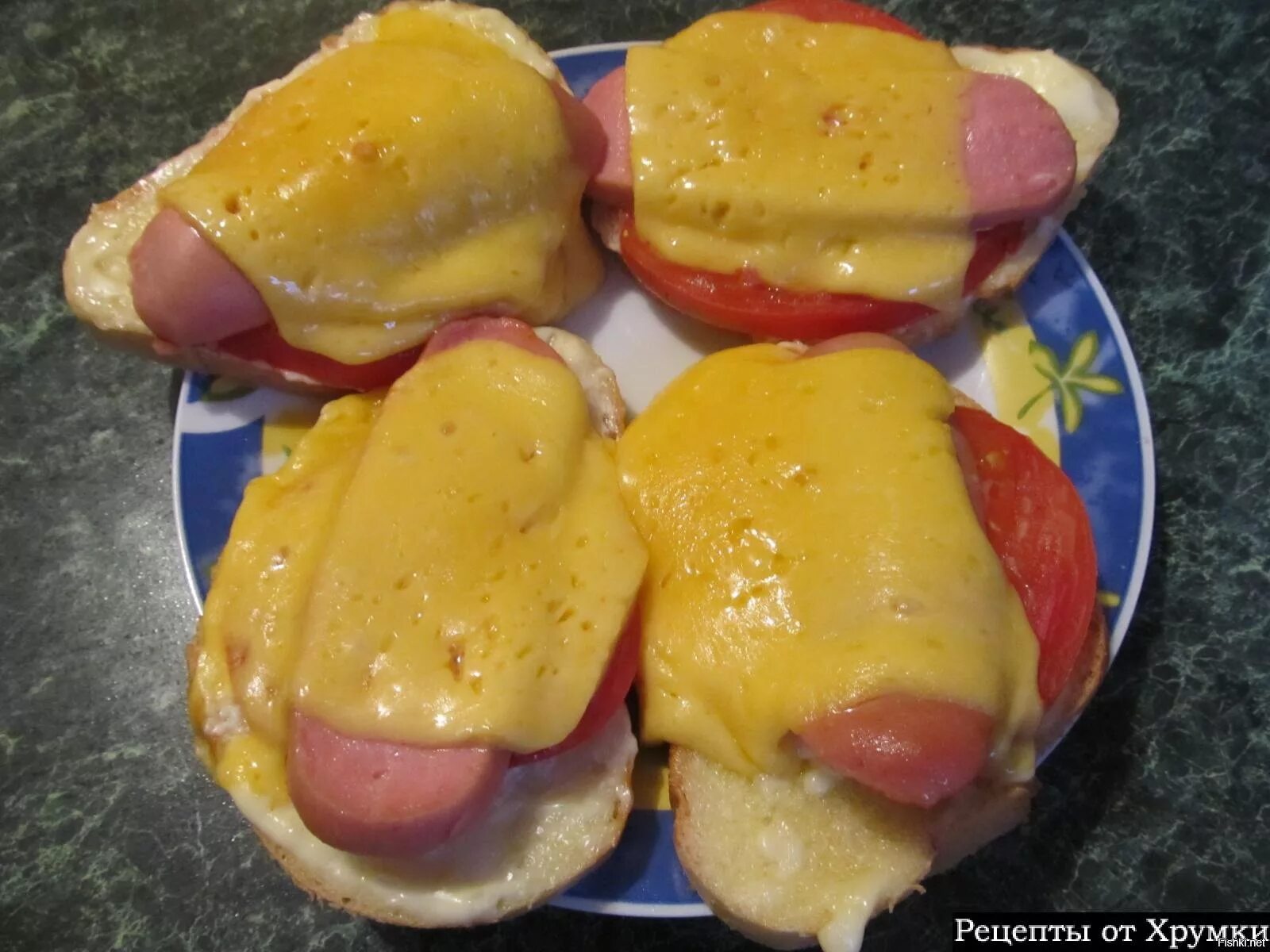 Бутерброды с колбасой в микроволновке. Колбаса в микроволновке. Бутерброд с колбасой и сыром в микроволновке. Бутерброд с колбасой. Колбаса в микроволновке.