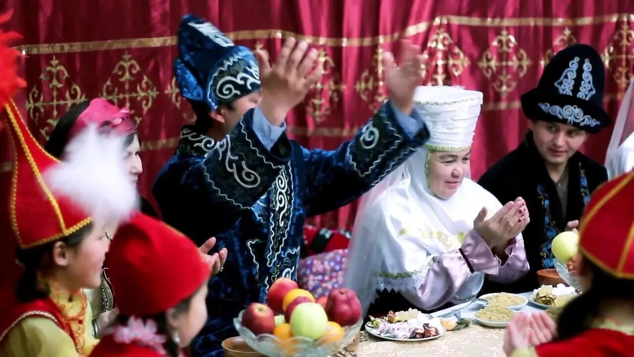 Гостеприимство казахов. Традиции казахского народа. Казахи за столом. Шашу казахская традиция.