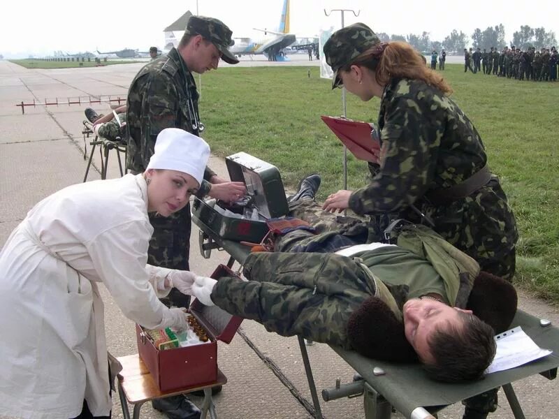 Девушка военный медик. Медсестра в армии. Женщины медики в армии. Девушка военный врач