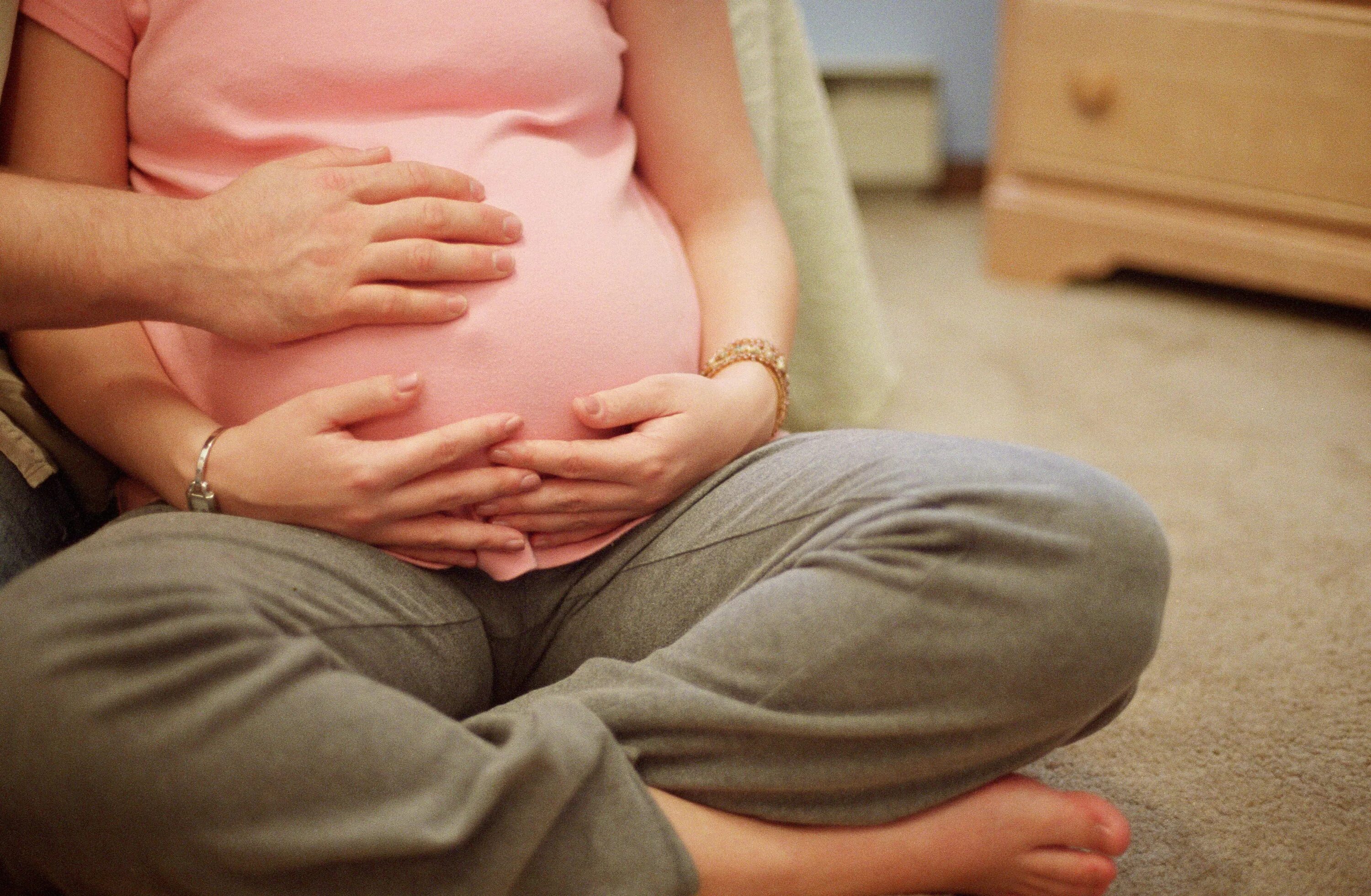 Фото роды беременной. Беременные схватки. Роды беременной женщины. Беременные женщины которые рожают.