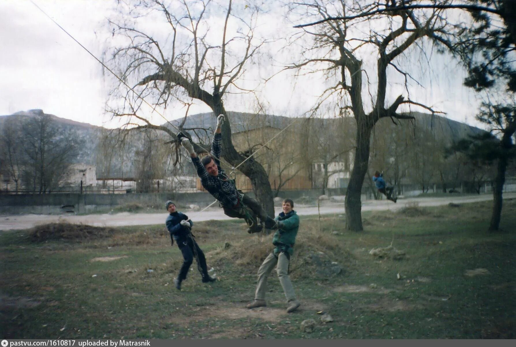 Как тренируются добровольцы. Фото таджика 2.