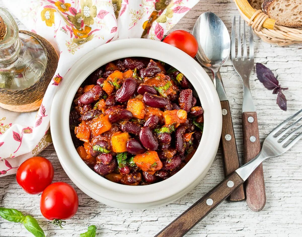Фасоль с мясом и овощами рецепты. Блюда с паприкой. блюда с копченой паприкой. рагу с фасолью в томатном соусе. мясо по мексикански с фасолью.
