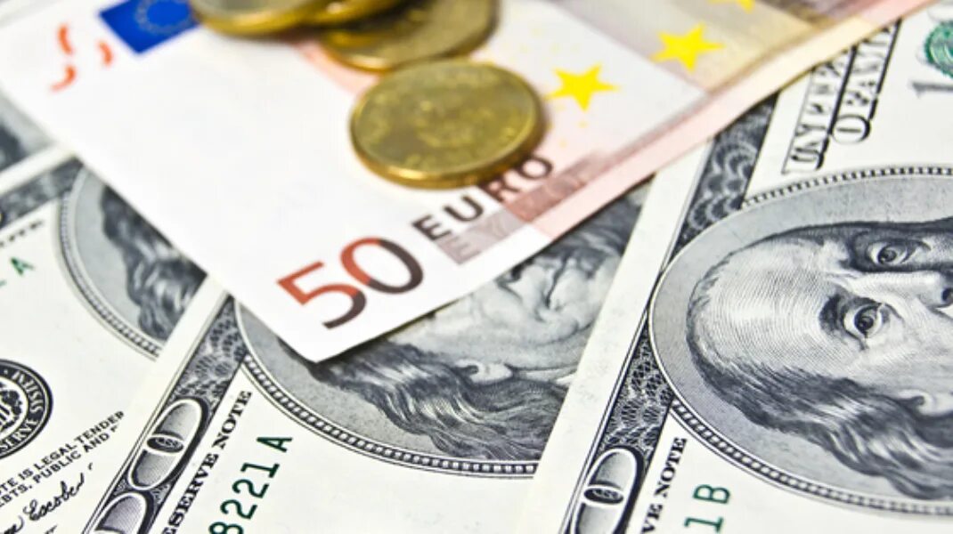 Обмен евро на доллары. USD Euro. 3600 Евро. Гривны в рубли. Евро спекулянты.