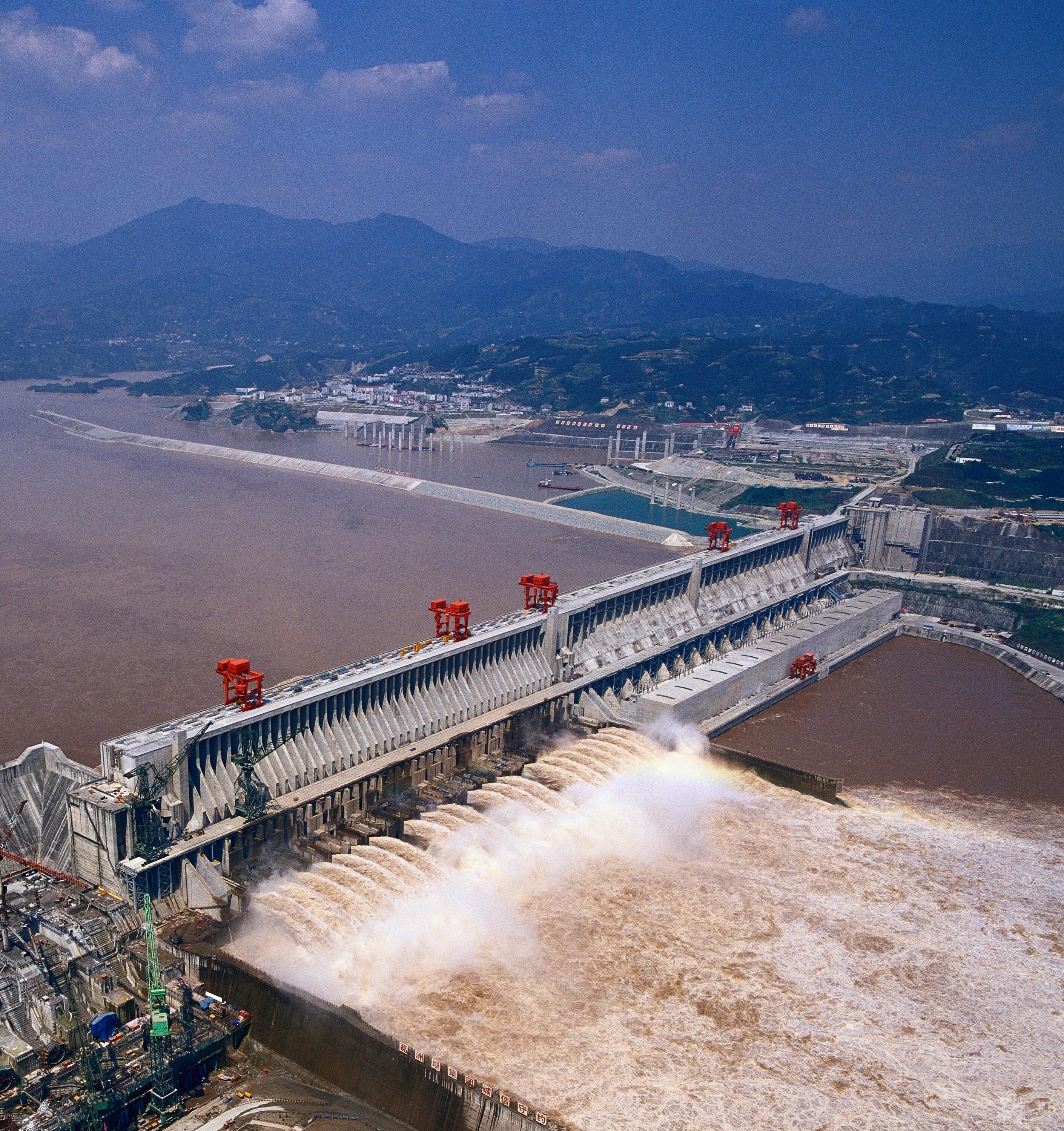 В какой стране крупнейшая гэс. Три ущелья ГЭС. ГЭС три ущелья Китай. Гидроэлектростанция «Санься». Китайская ГЭС "Санься".