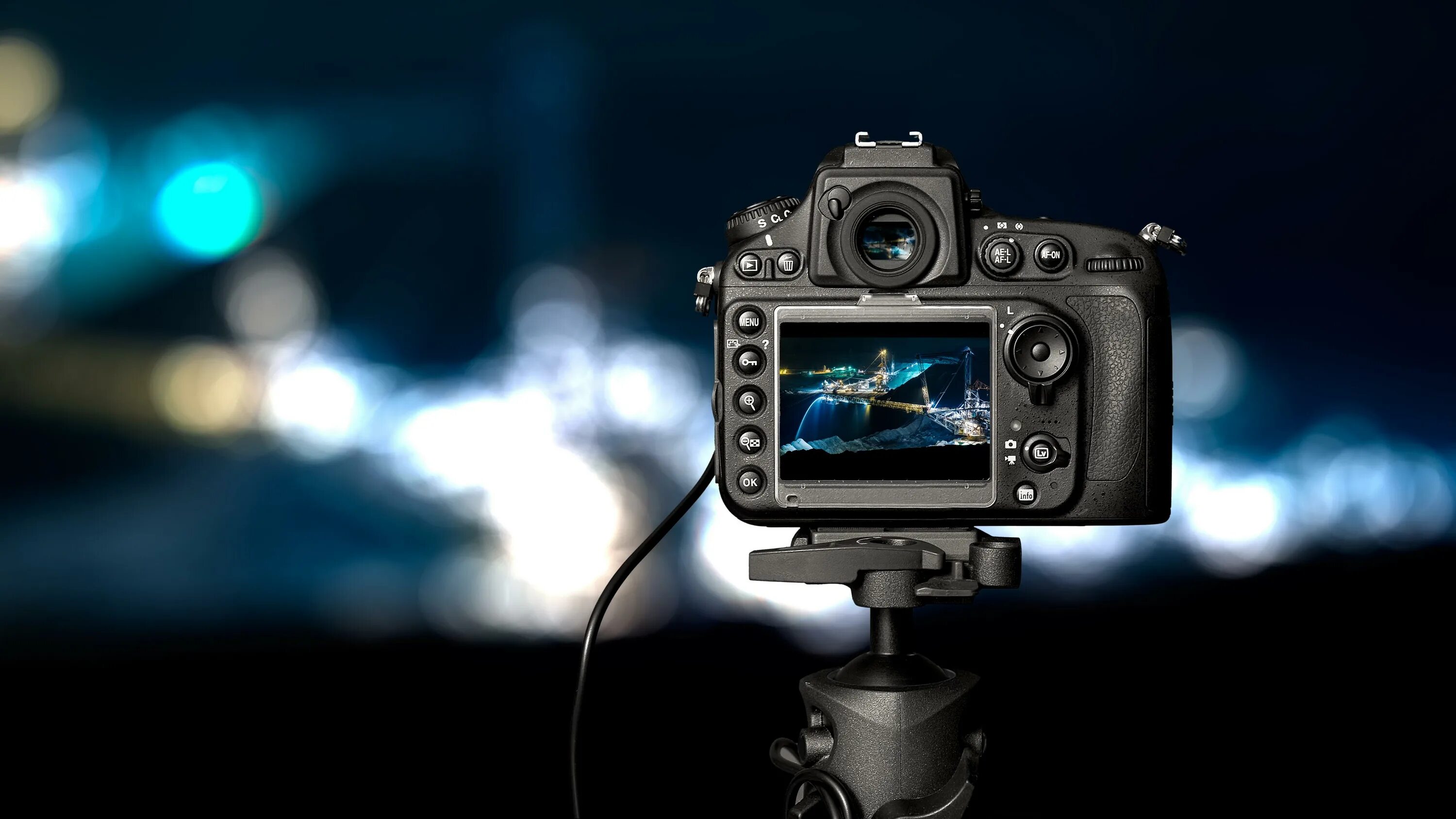 Camera shows. Фото на фотоаппарат canon powershot sx 520 hs. Человек фотографирует. Камера для съемки. Фотограф с фотоаппаратом.