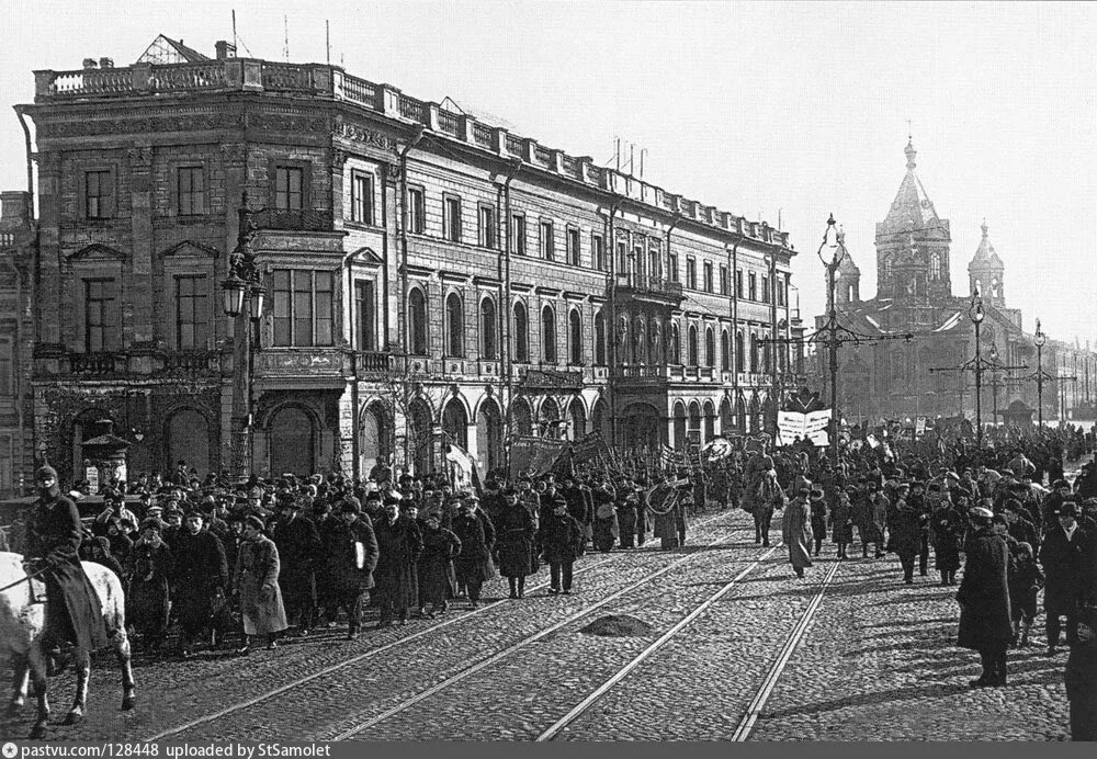 Дворец урицкого в петрограде. Петроград 1920 год. Большевики в 1919 году. Петербург в 1920 году. Петроград 1920 год.