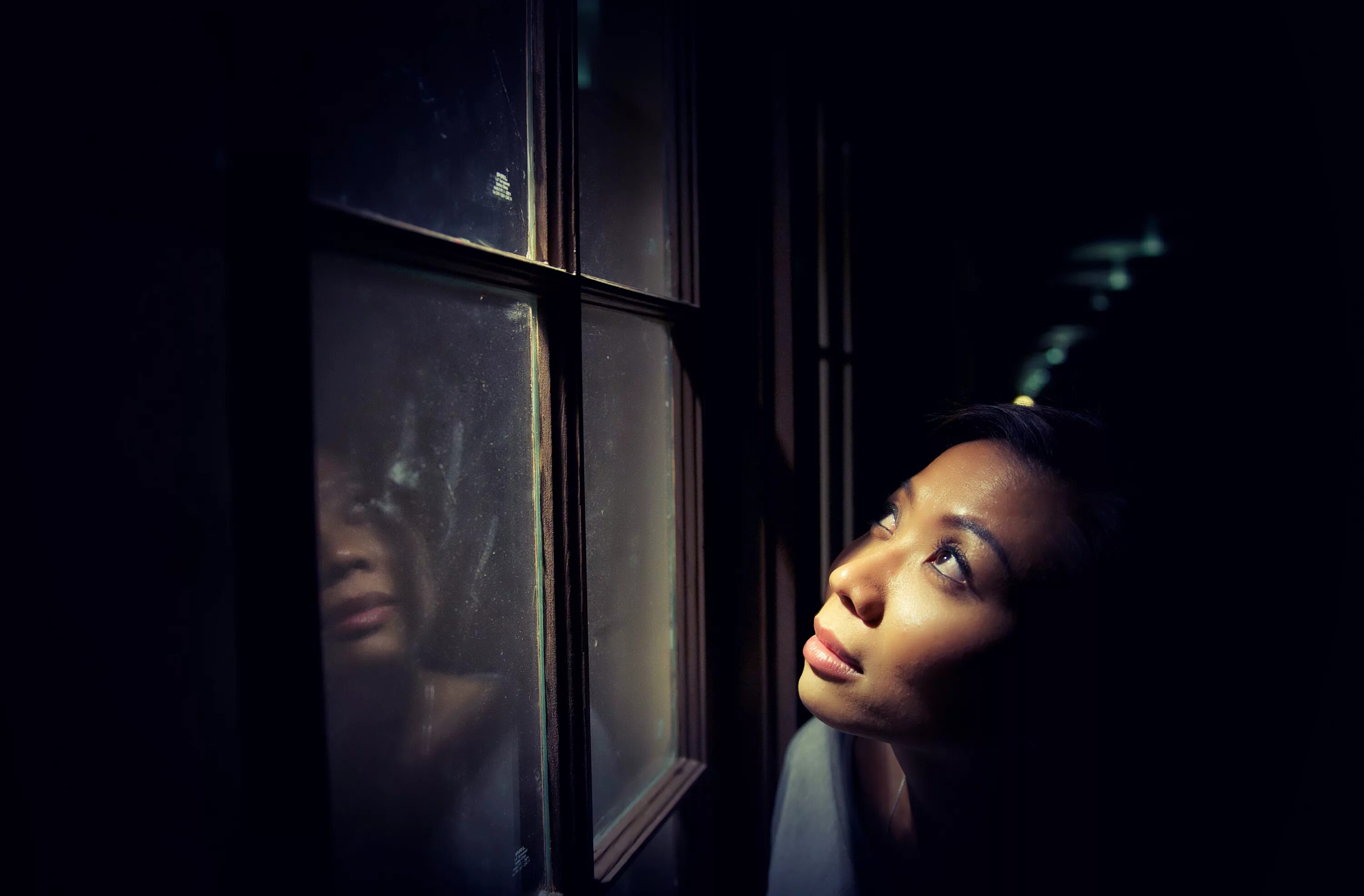 Отражение в окне. Отражение девушки в окне. Женщина в ночи. Отражение человека в окне.