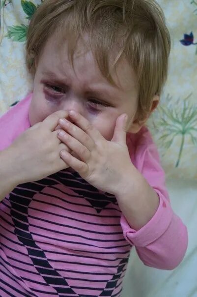 Плачу когда бьют. Мама бьет ребенка. Родители и дети. Обида на родителей. Острые психические расстройства в чрезвычайных ситуациях.