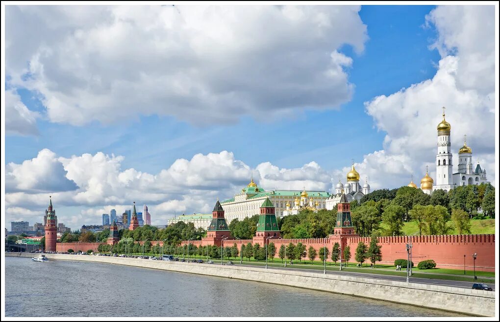 Москва река панорама. Кремль и река Москва панорама. Панорамный вид Кремля. Кремль Солнечный день.