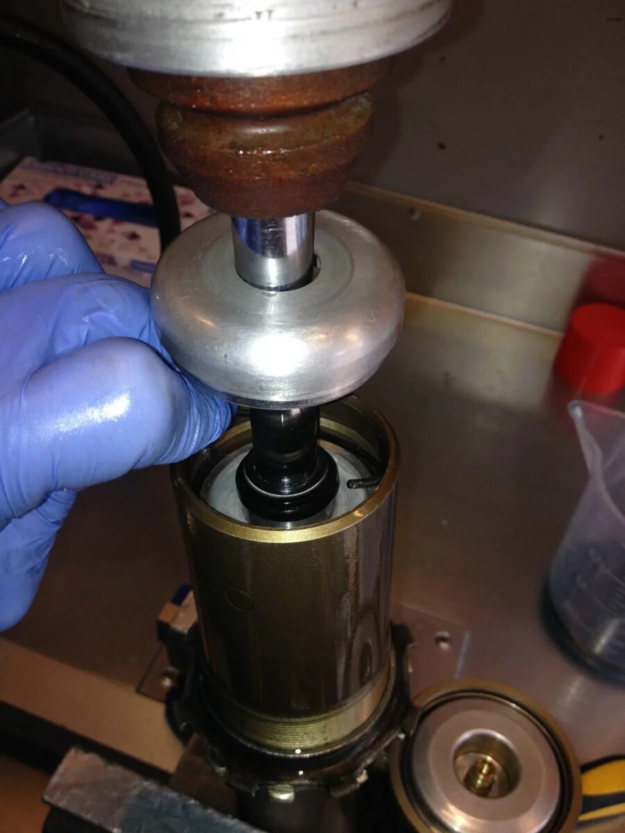 Масло в стойки амортизатора. Масло для амортизаторов автомобиля ваз 2112. Какую лить в амортизатор. Какую лить в амортизатор. Жидкость для стоек амортизаторов.