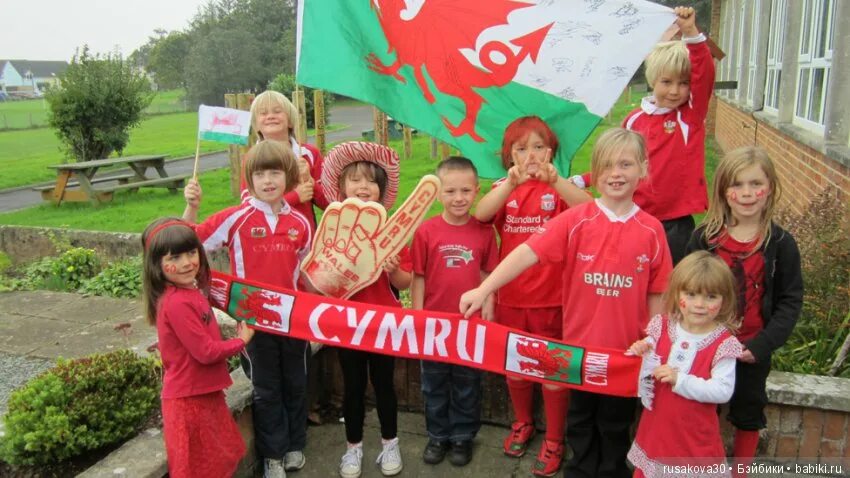 Wales презентация на английском. День святого давида в великобритании. Уэльс люди. Традиции уэльса. People in wales speak.