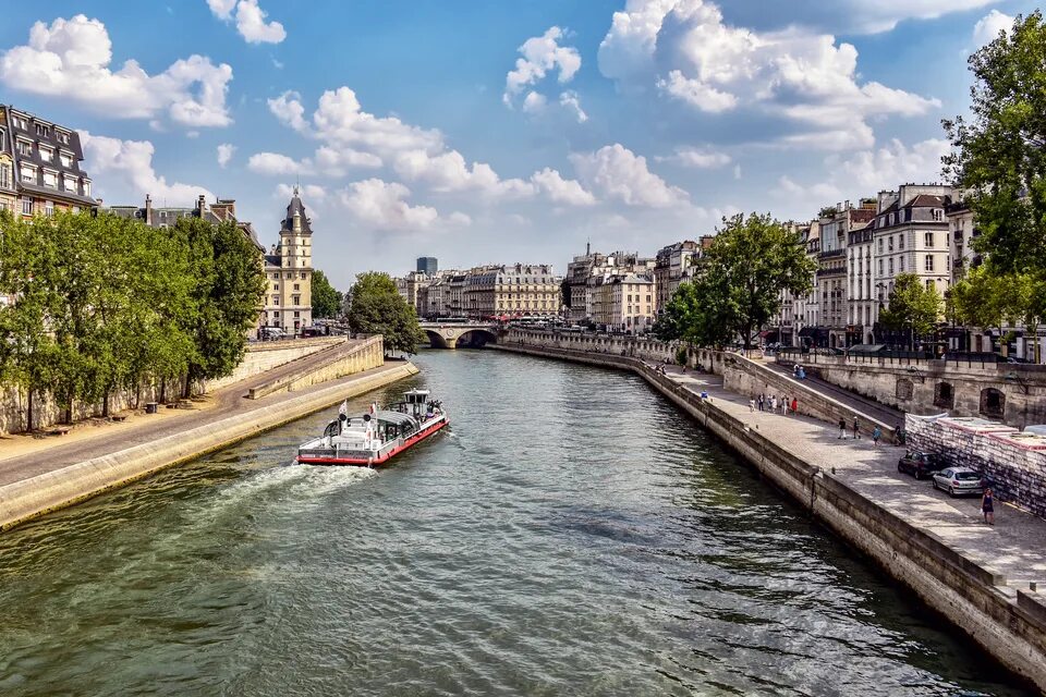 Какая река сена. Река сена в Париже. Река сена во Франции. Река сена Лувр. Набережная Орлеан в Париже.