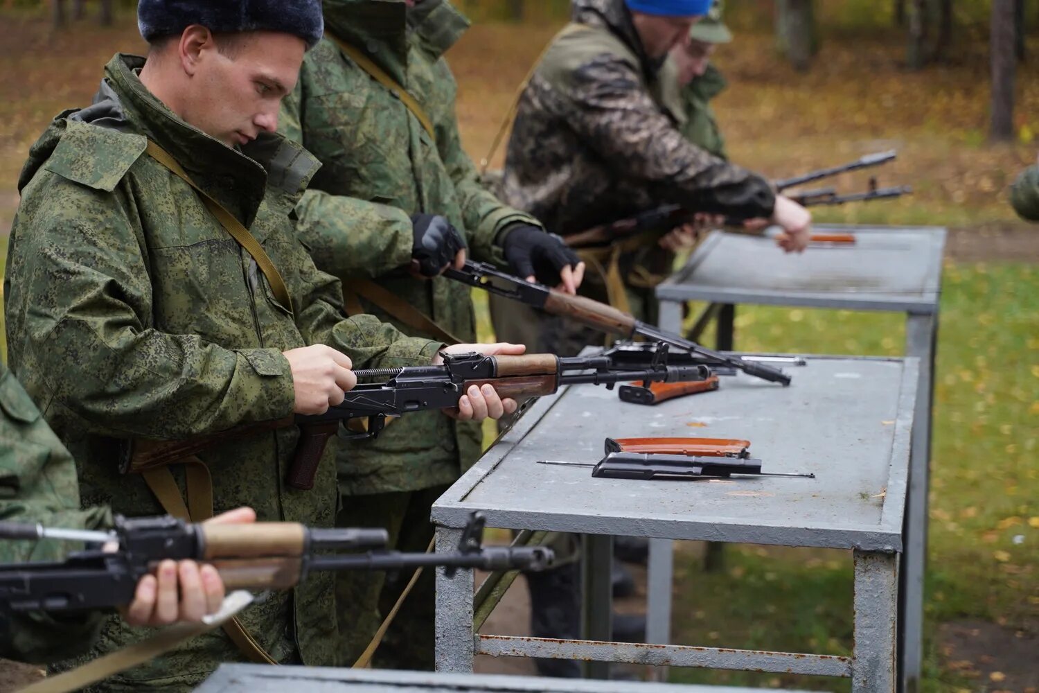 Тверь мобилизация 2022. Военный эксперт. Российские военные учения. Стрельба из автомата. Военная мобилизация в россии 2024