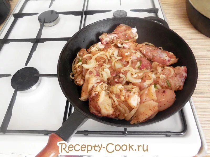 Готовый шашлык на сковороде. Шашлык на сковороде. Шашлык из курицы на сковороде. Жареный шашлык на сковороде. Шашлык домашний на сковородке.