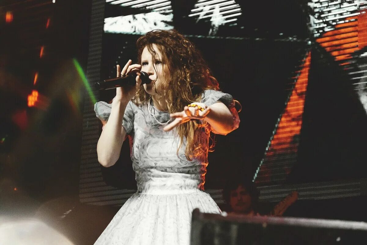 Монеточка 2018. Монеточка с продюсером. Монеточка певица 2022. Монеточка о россии. Лиза монеточка ножки.