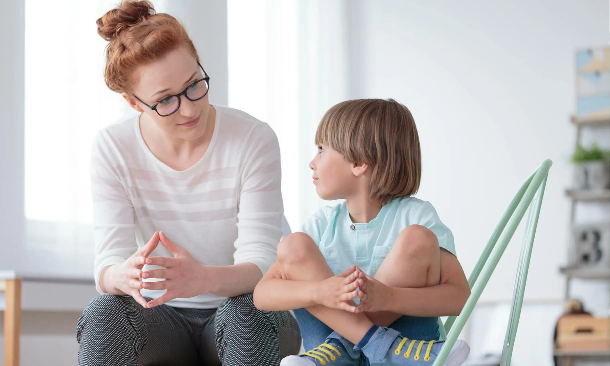 Воспитывать усидчивость. Разговор родителей с ребенком. Общение ребенка и взрослого. Психолог и ребенок. Родители и дети.