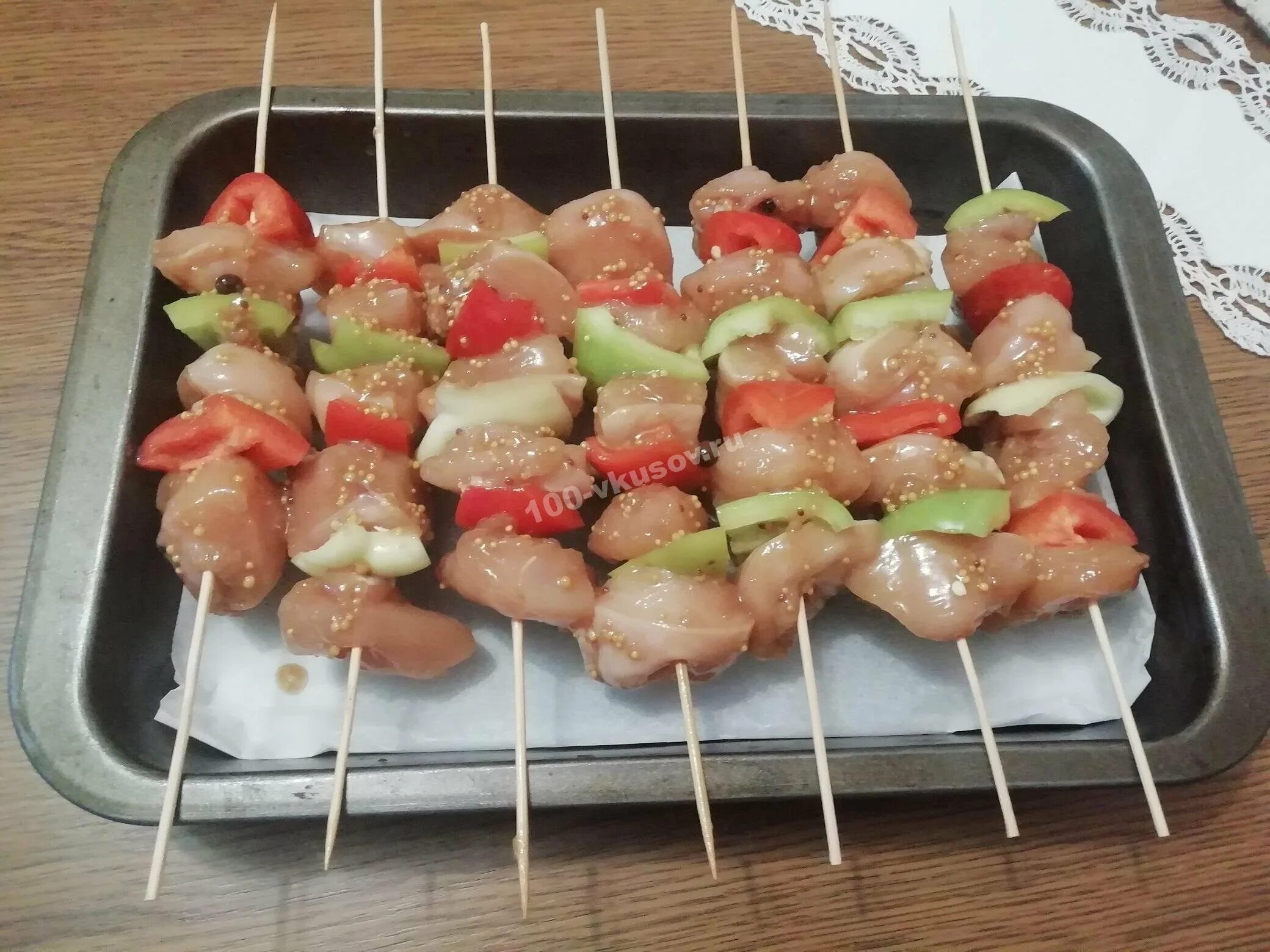 Шашлык на шпажках в духовке. Шашлык из грудки в духовке на шпажках. Шашлык на шпажках в духовке из курицы. Сердечки на шпажках в духовке. Шашлык из филе бедра курицы в духовке на шпажках.